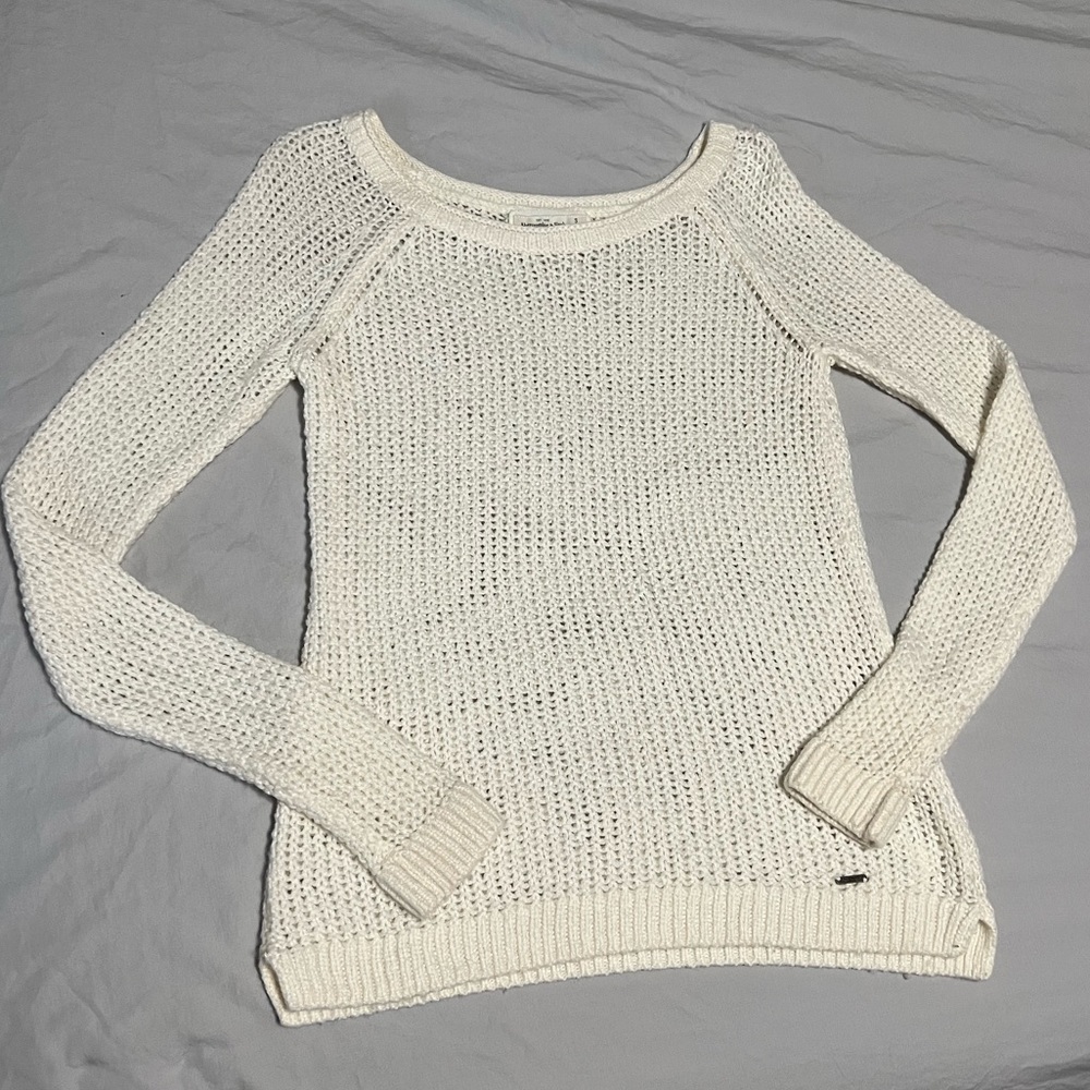 🔹Abercrombie & Fitch knit sweater